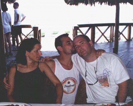 6kissdave.JPG (27144 bytes)